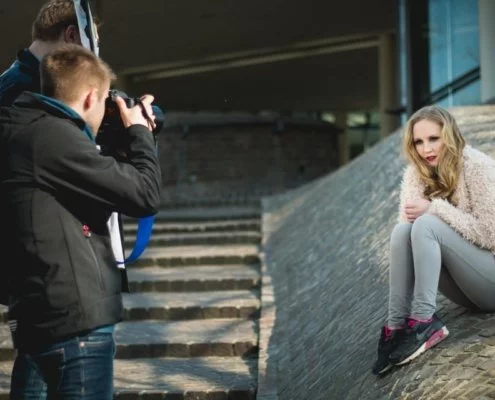 Outdoor Fotokurs mit Yaiza vor dem Leibniz Museum