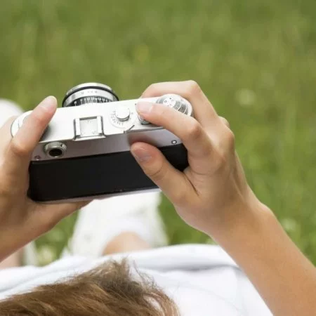 Frau mit Kamera beim Fotoworkshop